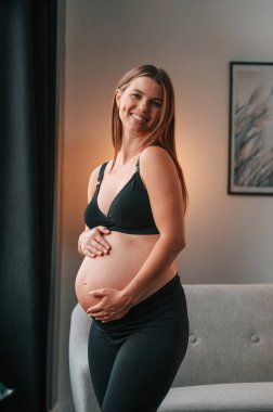 Durma ve pozitif ruh hali. Güzel hamile kadın evde..