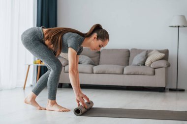 Paspası alıyorum. İnce vücutlu ve yoga elbiseli genç bir kadın evde..