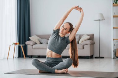 Yerde oturuyordum. İnce vücutlu ve yoga elbiseli genç bir kadın evde..