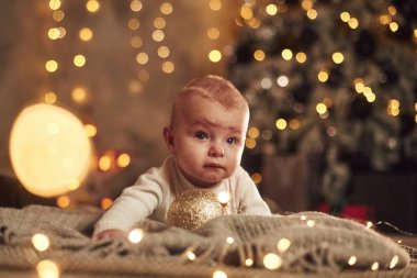 Yeni yıl süslemeleri. Sevimli küçük bebek evde. Tatil kavramı.
