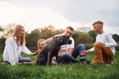 Köpekle eğleniyorum. Aile yazın birlikte hafta sonlarını dışarıda geçirir..