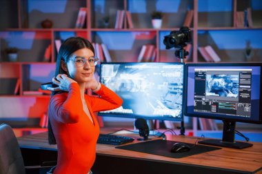 Kulaklık takıyordu. Genç ve güzel oyun flaması bilgisayarla birlikte içeride..