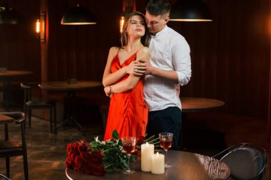 Birlikte duran iki kişi. Romantik çift restoranda yemek yiyor..