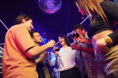 Alkol içmek. Bir grup arkadaş gece kulübünde birlikte eğleniyorlar..