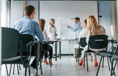 Öğretmenler master yapıyor. Profesyonel iş adamlarından oluşan bir grup ofiste..