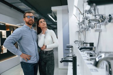 Erkek ve kadın hijyenik eşya dükkanında ürünleri seçiyorlar..