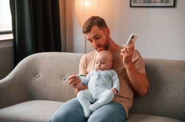 Kanepede oturuyordum. Yeni doğmuş bebeğiyle baba içeride. Bekar baba kavramı.