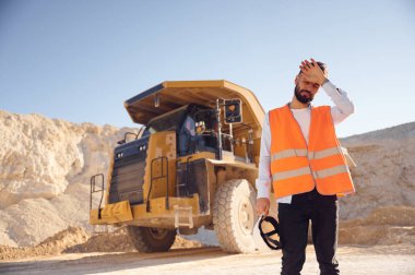 Yorgun hissediyorum. Nakliye kamyonuna karşı duruyor. Üniformalı adam gündüz taş ocağında çalışıyor..