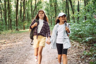 İleriye doğru yürüyorum. İki kız ormanda boş vakit geçiriyor, yeni yerler keşfediyor..