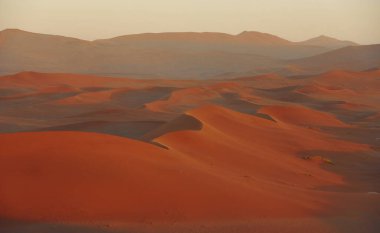 Daha soğuk renkli kum. Afrika çölündeki muhteşem manzaraların görkemli manzarası.