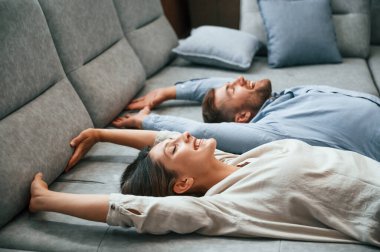 Birlikte yatıyorduk. Dükkandaki yatağı ve kanepeyi seçen çift..