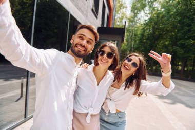 Selfie çekiyorum. Üç arkadaş dışarıda harika bir hafta sonu geçiriyorlar..