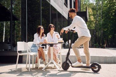 Sohbet ediyorduk. Üç arkadaş dışarıda harika bir hafta sonu geçiriyorlar..