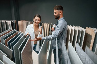 Farklı malzemeler ve renkler. Kadın ve erkek ev için eşya deposunda..