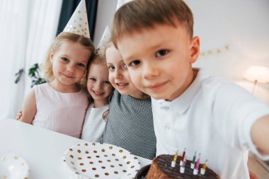 Pastayla. Selfie yapıyorum. Doğum gününü kutluyoruz. Bir grup çocuk gündüzleri evde birlikteler..