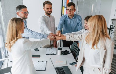 Başarılı bir takım çalışması. Profesyonel iş adamlarından oluşan bir grup ofiste..