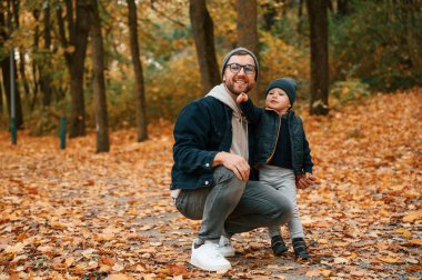 Sonbahar ormanında. Baba ve küçük oğlu gündüz vakti dışarıda beraberler..