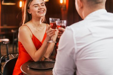 Birbirleriyle konuşuyorlar. Romantik çift restoranda yemek yiyor..