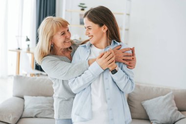 Birbirinize sarılın. Anne ve kızı evde birlikteler..