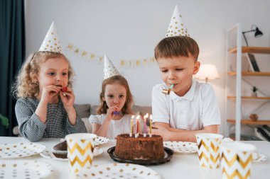 Doğum gününü kutluyoruz. Bir grup çocuk gündüzleri evde birlikteler..