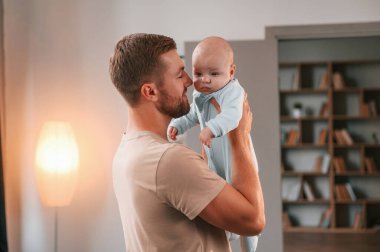 Çocuğun elini tutmak. Yeni doğmuş bebeğiyle baba içeride. Bekar baba kavramı.