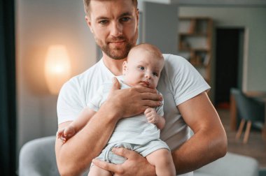 Bebekli baba evde, oğluyla ilgileniyor..