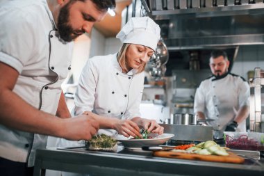 Takım salata yapıyor. Profesyonel aşçı mutfakta yemek hazırlıyor..