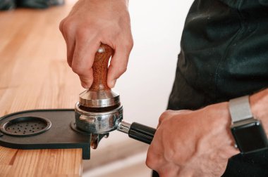 Özel aletle kahve hazırlıyorum. Kahveci kafede. Görüntüyü kapat.