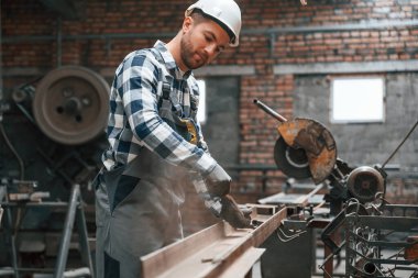 Depoda. Üniformalı fabrika çalışanı içeride..