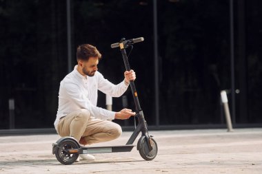 Scooter 'ı açıyorum. Tarz sahibi adam gündüz vakti dışarıda..