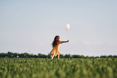 Balonla oynamak. Mutlu kız yazın dışarıda gezintiye çıkar..