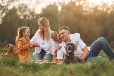 Köpekle. Aile yazın birlikte hafta sonlarını dışarıda geçirir..