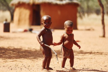Namibya, Afrika - 14 Haziran 2021: Afrika 'daki etnik insanların çocukları açık havada. Birlikte oynuyoruz..