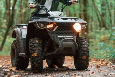 Ön manzara. ATV sürücüsü ormanda, gündüz gezintisi yapıyor..