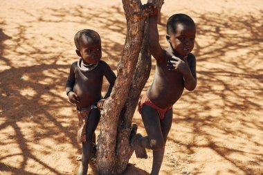 Namibya, Afrika - 14 Haziran 2021: Afrika 'daki etnik insanların çocukları açık havada. Birlikte oynuyoruz..