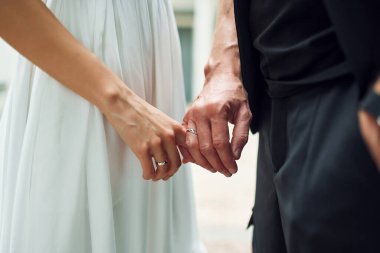 Manzarayı kapat. Ellerinden tutarak. Nişanlısıyla güzel gelin dışarıda evleniyor..