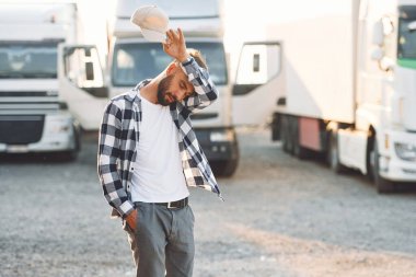 Yorgunum, dışarıda yürüyorum. Genç kamyon şoförü gündüz vakti aracıyla geliyor..