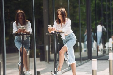 Çevrimiçi mesajlaşma. Güzel, genç bir bayan dışarıda motosikletiyle bekliyor..