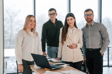 Halkın birliği. Ofiste başarılı bir ekip birlikte çalışıyor. İş kavramı.