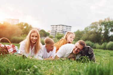 Köpekle eğleniyorum. Aile yazın birlikte hafta sonlarını dışarıda geçirir..