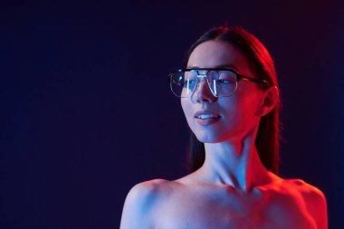 Güzel görünüş. İçerideki neon ışıkta duran genç bir kadının portresi..