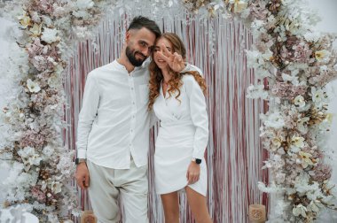 Beyaz elbiseli gelini olan genç bir damat. Düğün gebeliği.