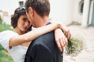 Aşk kavramı. Nişanlısıyla güzel gelin dışarıda evleniyor..