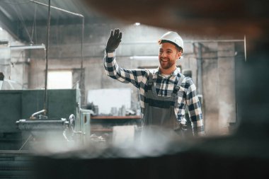 Ön manzara. Üniformalı fabrika çalışanı içeride..