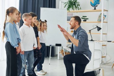 İlginç bilgilere sahip bir hikaye anlatıcısı. Okulda öğretmenle birlikte bir grup çocuk öğrenci..