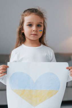 Ukrayna bayrağı renginde ısı görüntüsü taşıyan küçük bir kız..