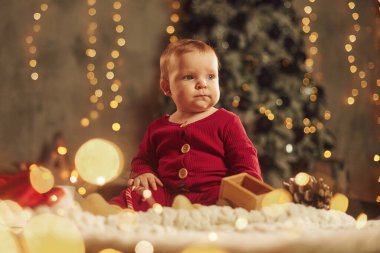 Ön manzara. Güzel bir portre. Sevimli küçük bebek evde. Yeni yıl süslemeleri. Tatil kavramı.