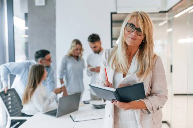 Profesyonel iş adamlarından oluşan bir grup ofiste..