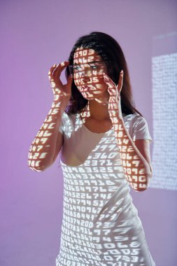 Farklı rakamlar. Stüdyoda projektör neon ışıkları altında güzel genç bir kadın var..