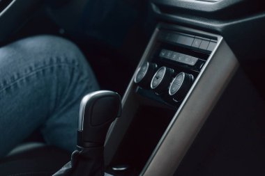 Ön koltukta oturuyor. Kadın gündüz vakti otosalonda..